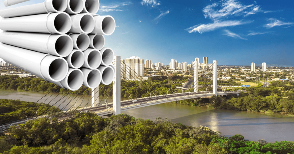 Imagem ilustrativa de tubos PVC sobre a paisagem da ponte Júlio Müller e a cidade de Cuiabá ao fundo, destacando a presença de soluções em tubo PVC em Cuiabá e Várzea Grande.