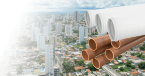 Imagem de tubos PVC e tubos de esgoto da H3 Plastic, com a cidade de Cuiabá ao fundo, destacando a qualidade e a liderança da empresa em Várzea Grande e Mato Grosso.