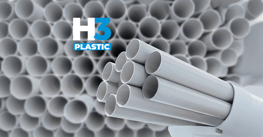 Imagem de tubos PVC pequenos, dispostos de forma organizada, destacando a qualidade e versatilidade dos produtos H3 Plastic em Mato Grosso.
