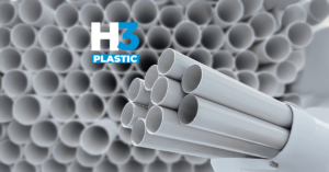 Imagem de tubos PVC pequenos, dispostos de forma organizada, destacando a qualidade e versatilidade dos produtos H3 Plastic em Mato Grosso.