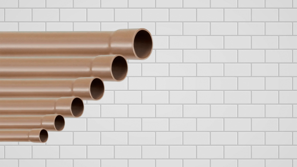 Tubos soldáveis da H3 Plastic, em destaque com fundo de azulejos brancos, projetados para instalações hidráulicas robustas e duráveis.