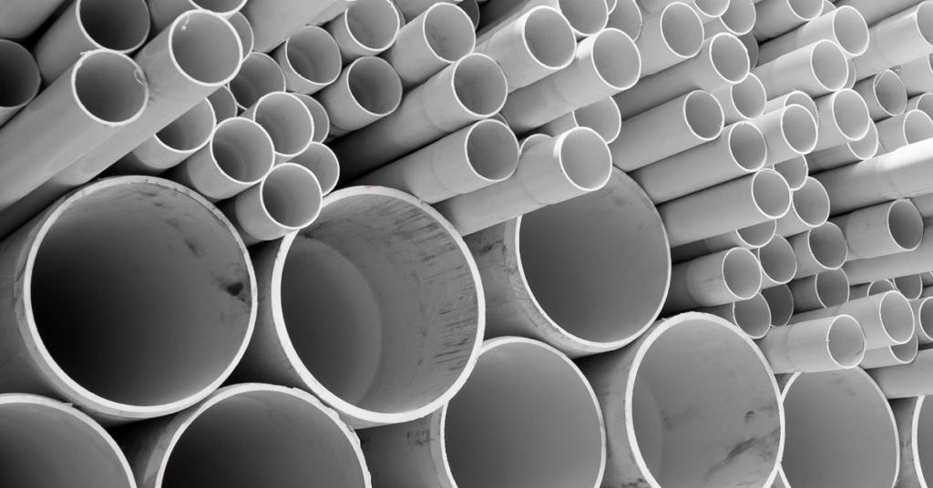 Vários tubos de PVC empilhados, prontos para uso em projetos de construção civil e saneamento, fabricados pela H3 Plastic em Cuiabá e Várzea Grande.