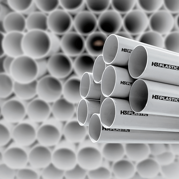 Imagem de tubos PVC da H3 Plastic empilhados, destacando a qualidade e durabilidade, com foco no mercado de Cuiabá, Várzea Grande e Mato Grosso.